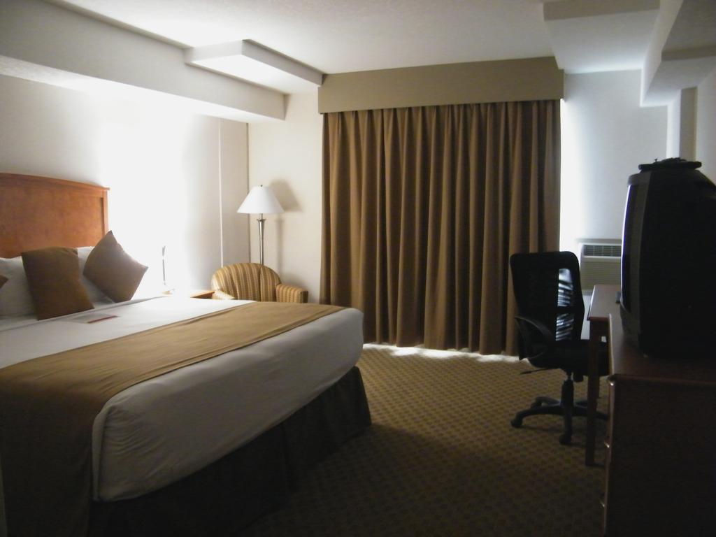 Ramada By Wyndham Edmonton South Hotel Quarto foto